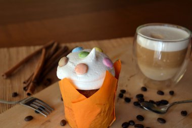 Bir tabak ve bardak kahve taze ev yapımı kek. Portre.