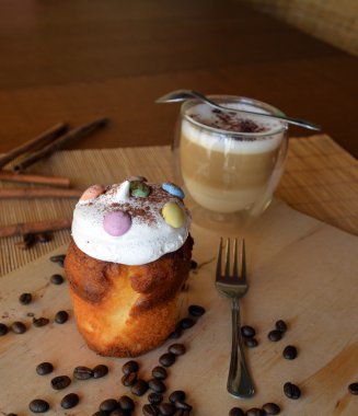 Bir tabak ve bardak kahve taze ev yapımı kek. Portre.