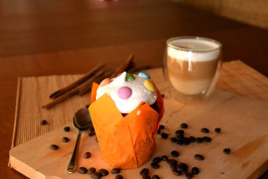 Bir tabak ve bardak kahve taze ev yapımı kek. Portre.