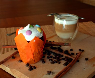 Bir tabak ve bardak kahve taze ev yapımı kek. Portre.