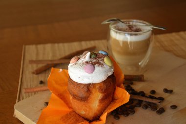 Bir tabak ve bardak kahve taze ev yapımı kek. Portre.