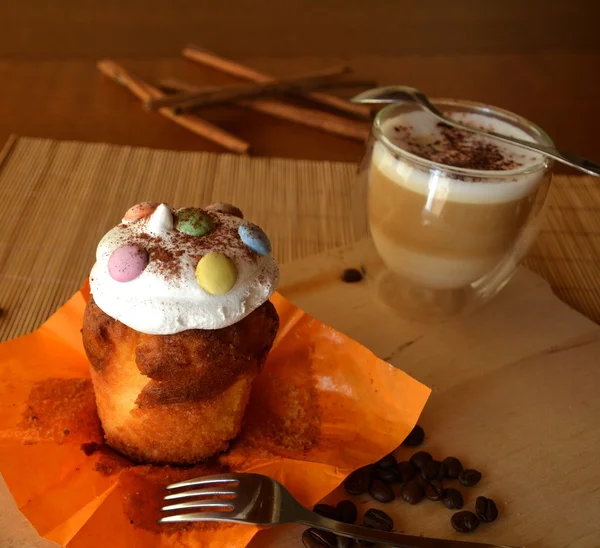 Čerstvé domácí Muffin na desku a šálek kávy. Closeup. — Stock fotografie