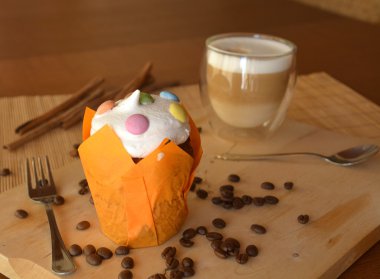 Taze ev yapımı kek ve kahve. Portre.