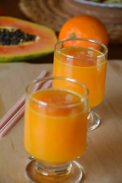 Batido saludable de naranja fresca, papaya y jengibre . — Foto de Stock