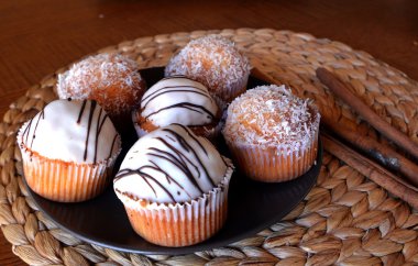 Ev yapımı vanilyalı kek çikolata ve rendelenmiş hindistan cevizi ile.