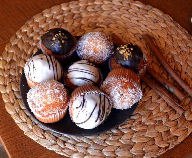 Ev yapımı vanilyalı kek çikolata ve rendelenmiş hindistan cevizi ile.