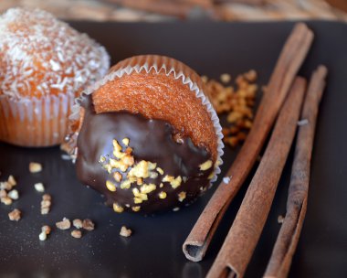 Ev yapımı vanilyalı kek çikolata ve rendelenmiş hindistan cevizi ile.