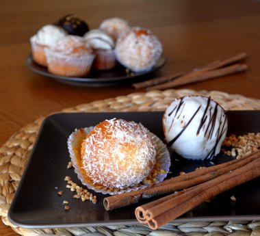 Ev yapımı vanilyalı kek çikolata ve rendelenmiş hindistan cevizi ile.