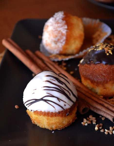 Hausgemachte Vanillemuffins mit Schokolade und Kokosraspeln. — Stockfoto