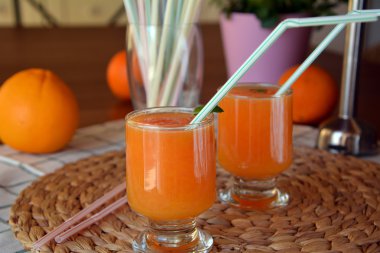 Sağlıklı taze portakal, greyfurt ve papaya ve güler yüzlü. 