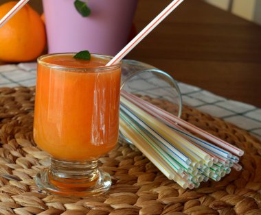 Sağlıklı taze portakal, greyfurt ve papaya ve güler yüzlü. Portre.