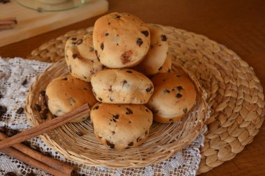 Çikolata parçaları ile taze pişmiş geleneksel buns 