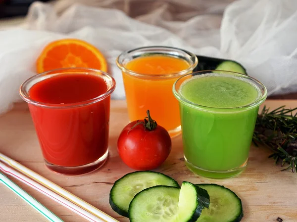 Zdravý čerstvý pomeranč, rajče a okurka smoothie. — Stock fotografie