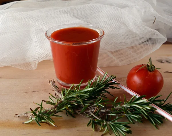 Smoothies vegetais frescos e saudáveis com tomate — Fotografia de Stock