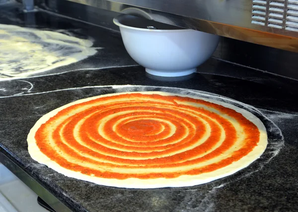 Tomatensauce auf Pizzaboden. — Stockfoto