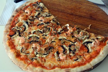 Taze İtalyan pizza peyniri, mantar ve karides