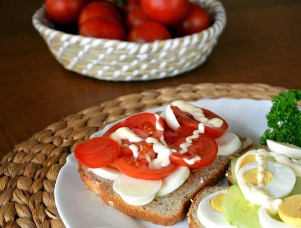 Sanduíche caseiro fresco saudável com ovos, tomate e pepino — Fotografia de Stock