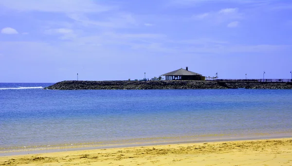 De scène van de kustlijn van Caleta de Fuste, Fuerteventura. Canarische eilanden. Spanje. — Stockfoto