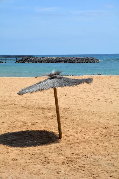 Scene with umbrella on a tropical beach on a paradise island. — Stock Photo, Image