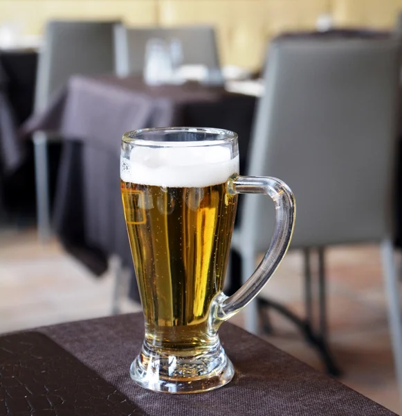 Copo de cerveja leve na mesa de madeira — Fotografia de Stock