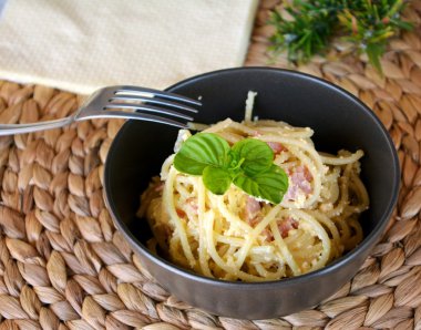 Lezzetli İtalyan spagetti Carbonara kase. Italyan Mutfagi.