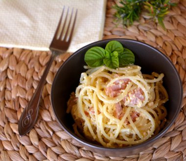 İtalyan spagetti Carbonara kahverengi kase üzerinde
