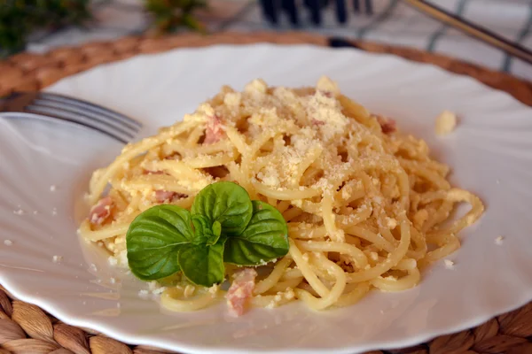Ciotola di deliziosi spaghetti italiani alla carbonara. Cibo italiano . — Foto Stock