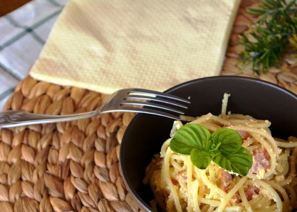 Kom voor heerlijke Italiaanse spaghetti Carbonara. Italiaans eten. — Stockfoto