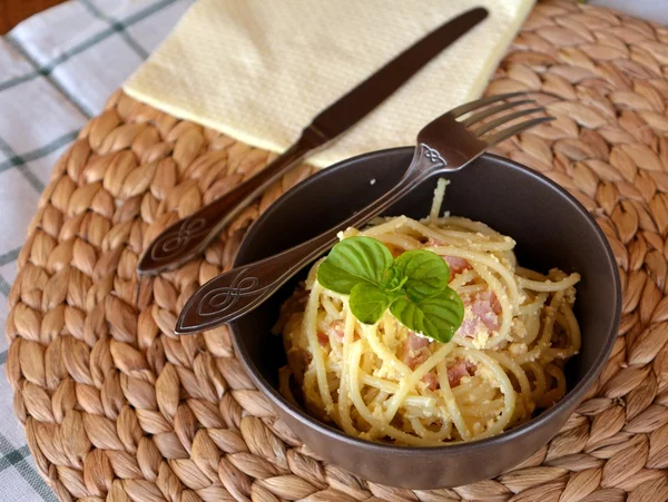 Skål med läckra italienska spaghetti Carbonara. Italiensk mat. — Stockfoto