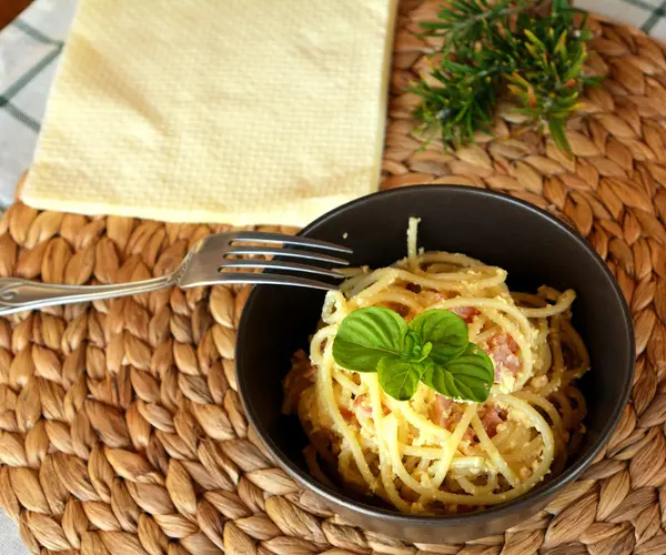 Italienska spaghetti Carbonara på en brun skål — Stockfoto