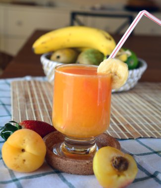 Portakal, kayısı ve muz bir bardak taze yüzlü