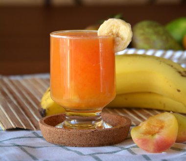 Portakal, kayısı ve muz bir bardak taze yüzlü