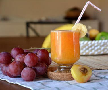 Portakal, muz ve kayısı bir cam ile sağlıklı güler yüzlü