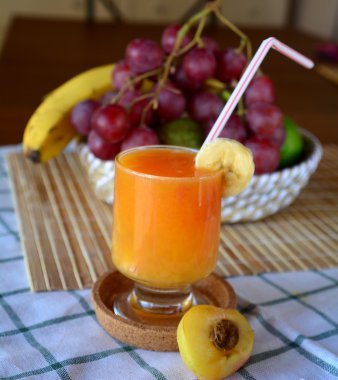 Portakal, kayısı ve muz bir bardak taze yüzlü