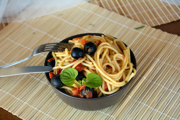 Spagetti a la puttanesca på en skål. Italiensk mat. — Stockfoto