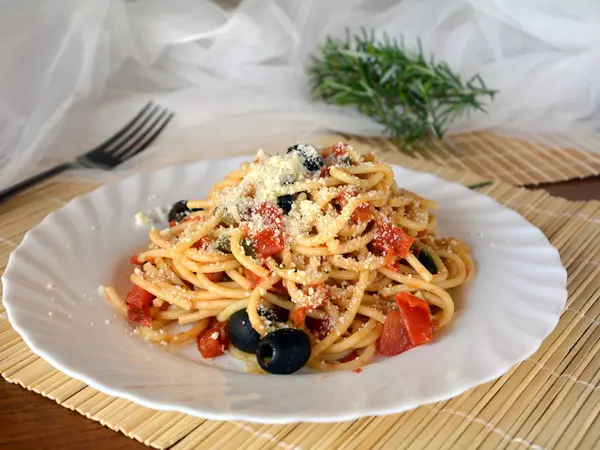 Spaghetti a la puttanesca op een kom. Italiaans eten. — Stockfoto