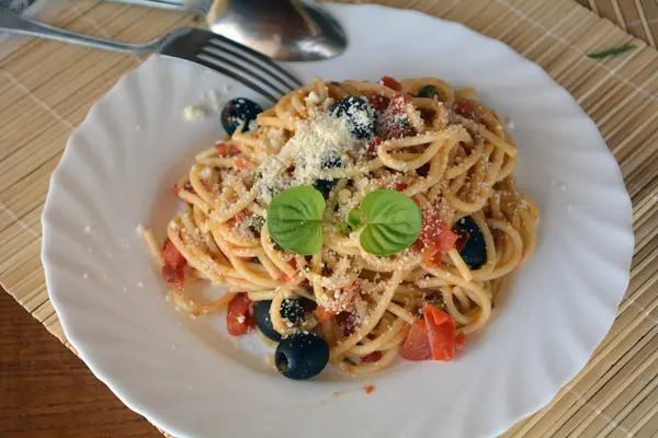 Spagetti a la puttanesca på en skål. Italiensk mat. — Stockfoto