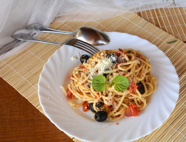 Spagetti a la puttanesca på en skål. Italiensk mat. — Stockfoto