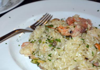 Risotto pirinç ile deniz ürünleri bölümü