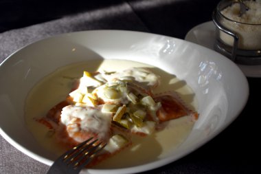 Lezzetli peynir salatalık soslu Ravioli