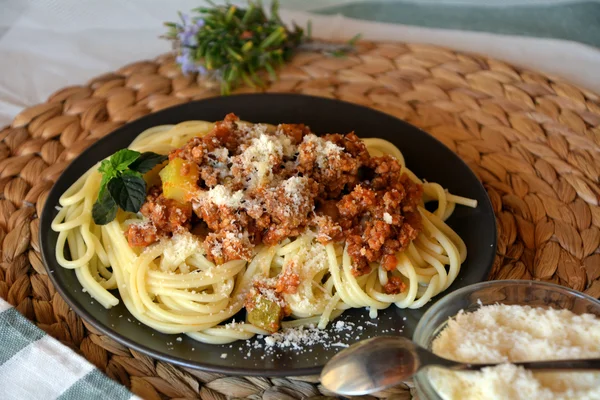 Spaghetti med kött och tomatsås — Stockfoto