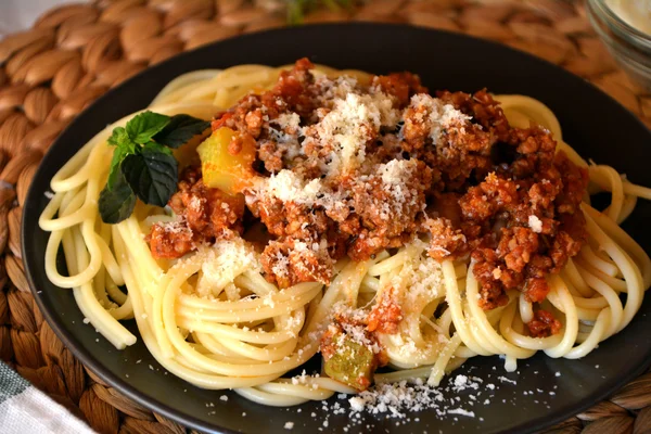 Spaghetti bolognese med parmesanost — Stockfoto