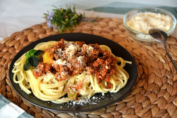 Spaghetti bolognese med parmesanost — Stockfoto