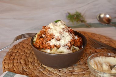 Spagetti et domates sosu ve parmesan peyniri ile