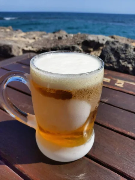 Glas Koud Bier Met Uitzicht Zee Achtergrond — Stockfoto