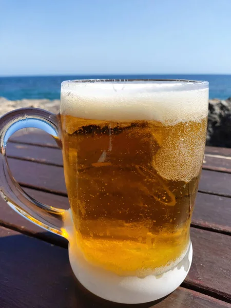 Glass Cold Beer Sea View Background — Stock Photo, Image
