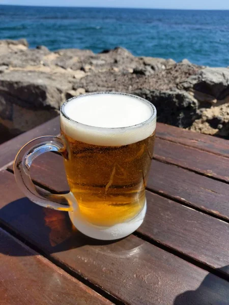 Copo Cerveja Gelada Com Fundo Vista Mar — Fotografia de Stock