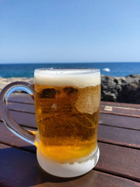 Szkło Zimnego Piwa Widokiem Morze Tło — Zdjęcie stockowe