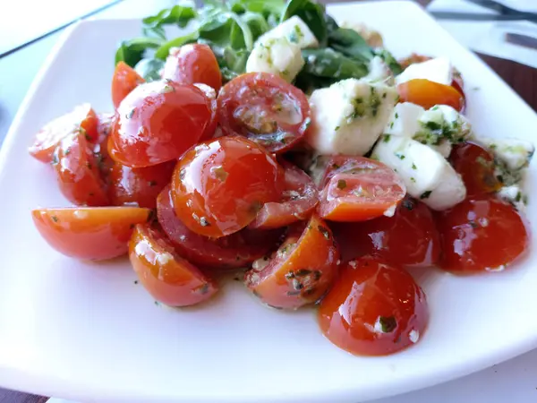 Gesunder Gemüsesalat Tomaten Spinat Und Ziegenkäse — Stockfoto