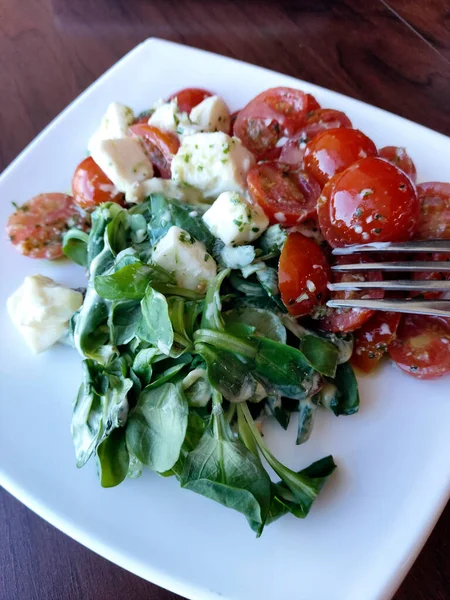 Gesunder Gemüsesalat Tomaten Spinat Und Ziegenkäse — Stockfoto